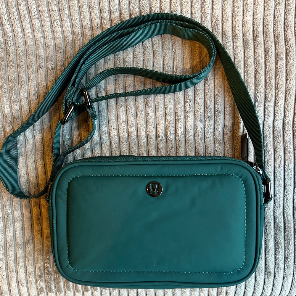 Green Jasper Lululemon Camera Bag Crossbody 2L Like New
